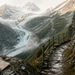 Chemin du mauvais pas sur un sentier alpin historique, brume et Mer de Glace