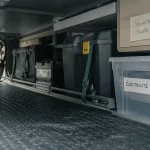 Idée rangement soute camping-car : bacs, outils et charge bien répartie