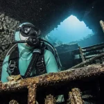 Malte plongée : plongeur près d’une épave à La Valette, grotte bleue