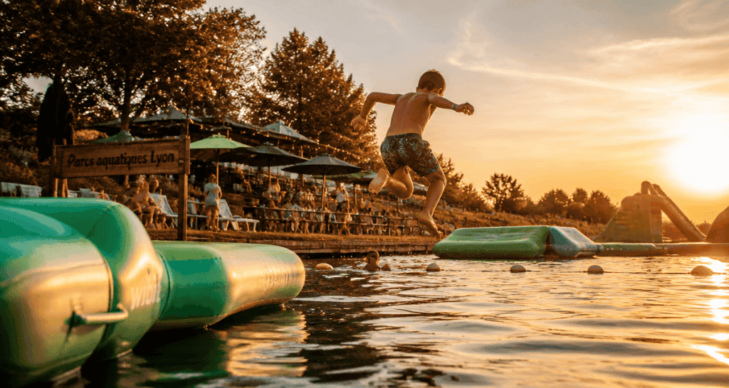 Enfant sautant dans un parc aquatique Lyon au soleil