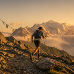 Parcours UTMB trail Mont-Blanc coureur lever du soleil