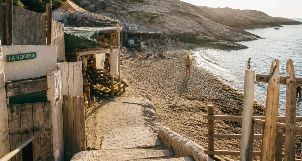 Plage de la verrerie à Marseille : cabanons et baigneurs