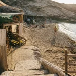 Plage de la verrerie à Marseille : cabanons et baigneurs