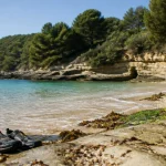 Plage du trelus : sable, galets et eau turquoise à Toulon