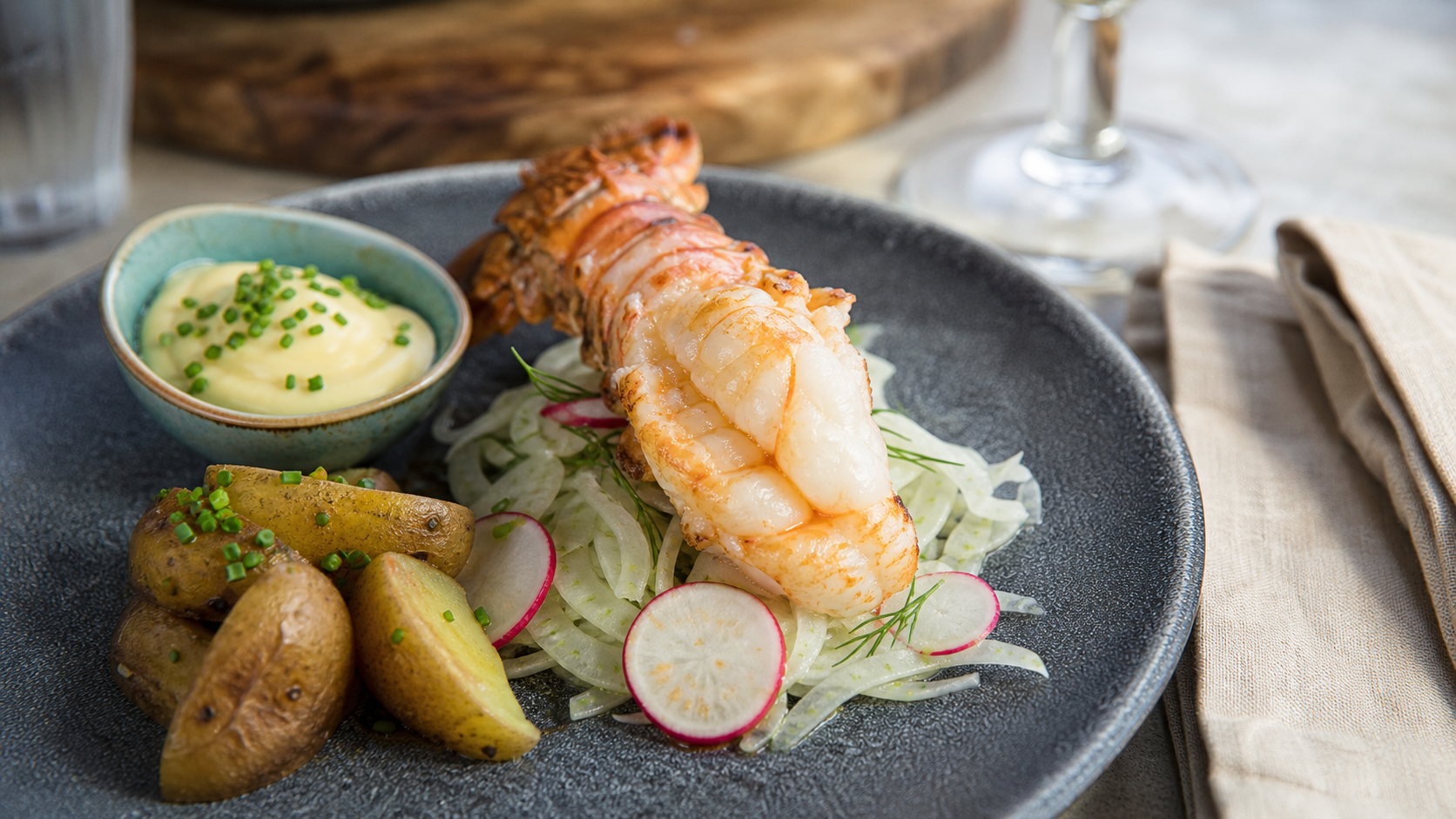 Accompagnement langouste : citron, sauces et chair nacrée