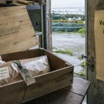 Agneau pré salé vente directe ferme : colis en caisse en bois, étiqueté