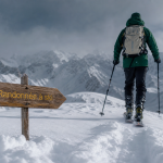 Aventure ski : skieur en randonnée à ski sur neige fraîche, peaux de phoque visibles
