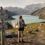 Beaufortain randonnée : randonneur près du lac de Roselend