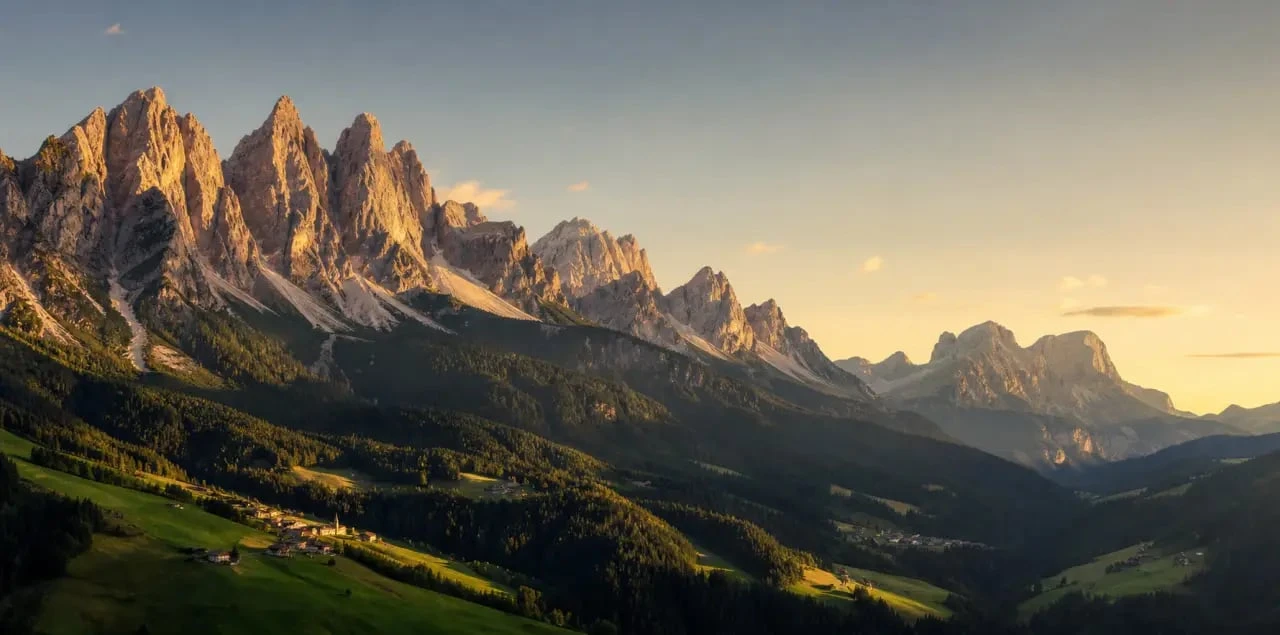 Italie montagne : panorama des Dolomites et des Alpes italiennes au lever du soleil