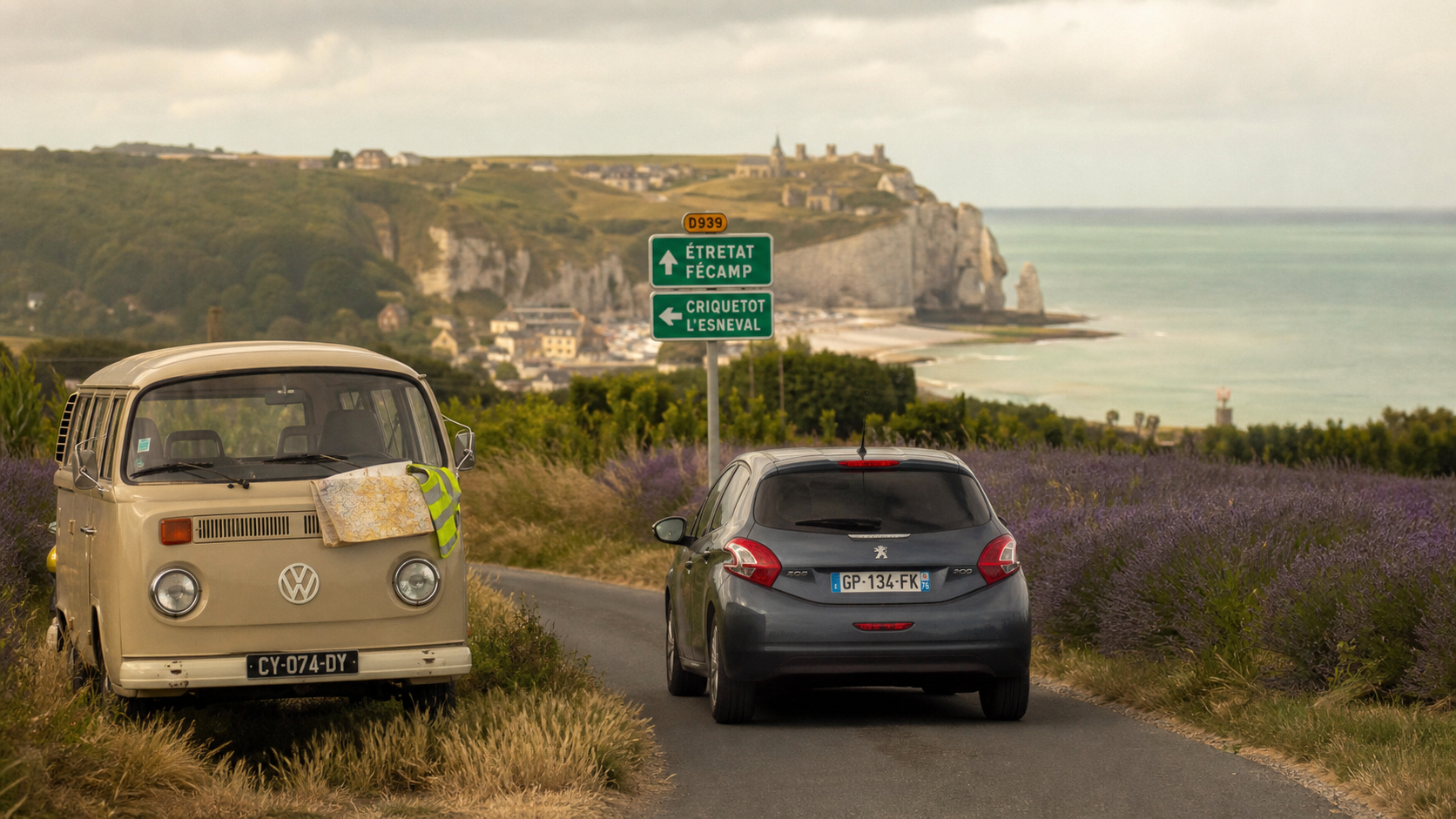 Road trip en France: idées d'itinéraires, voiture sur route entre champs de lavande et côte