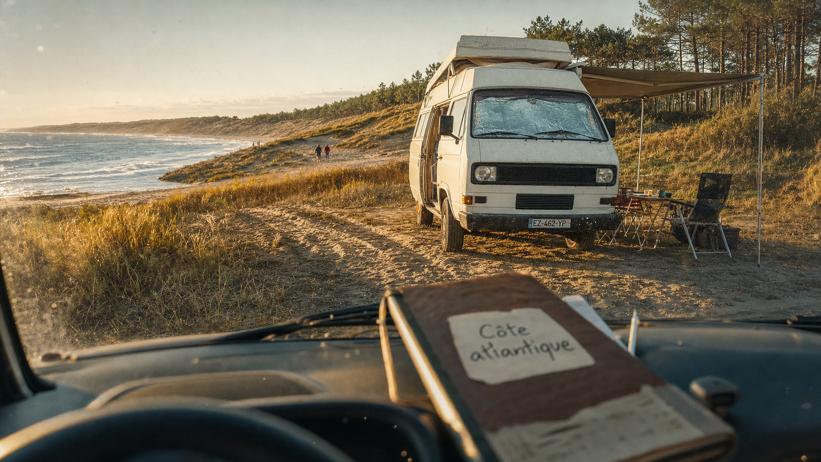 Road trip sur la côte atlantique : van aménagé près des dunes et mer Atlantique
