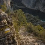Sentier des jardins suspendus du recatadou, balisage jaune près des gorges de la Beaume