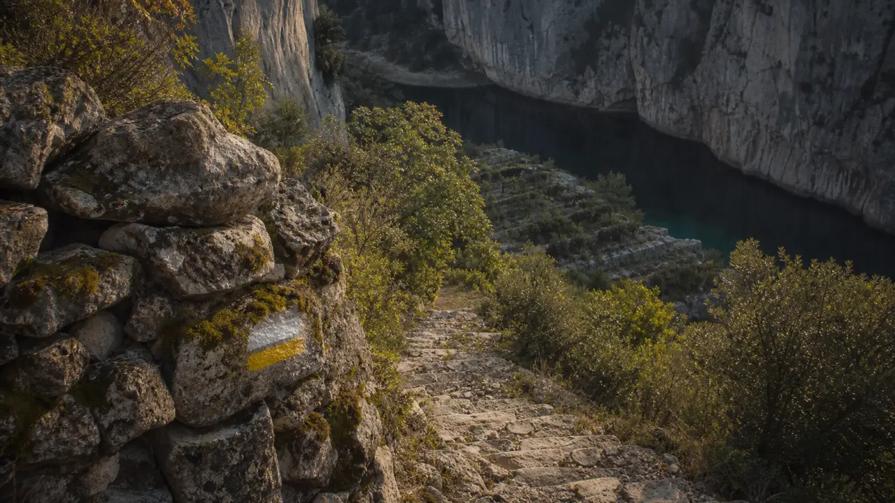 Sentier des jardins suspendus du recatadou, balisage jaune près des gorges de la Beaume