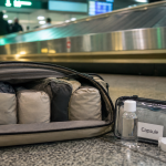Voyager léger en bagage cabine : sac cabine et capsule 100 ml à l’aéroport