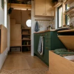 Aménagement tiny house intérieur bois, table escamotable et rangement pour gagner de la place