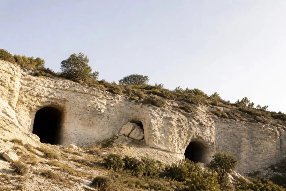 Carrière Trou de la Lune à Villeneuve-lès-Avignon, ancienne carrière de gypse dans la garrigue