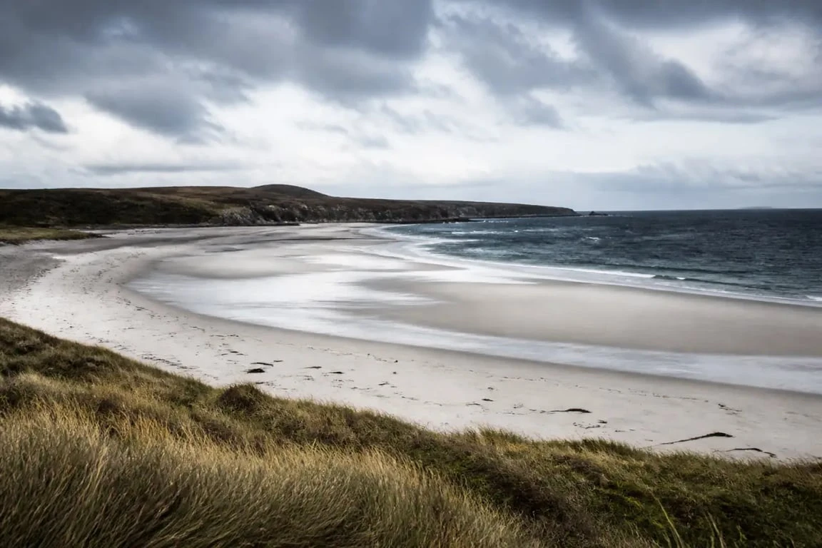 Plage de Lostmarc'h : vue panoramique sur le sable clair, la lande et la mer d’Iroise