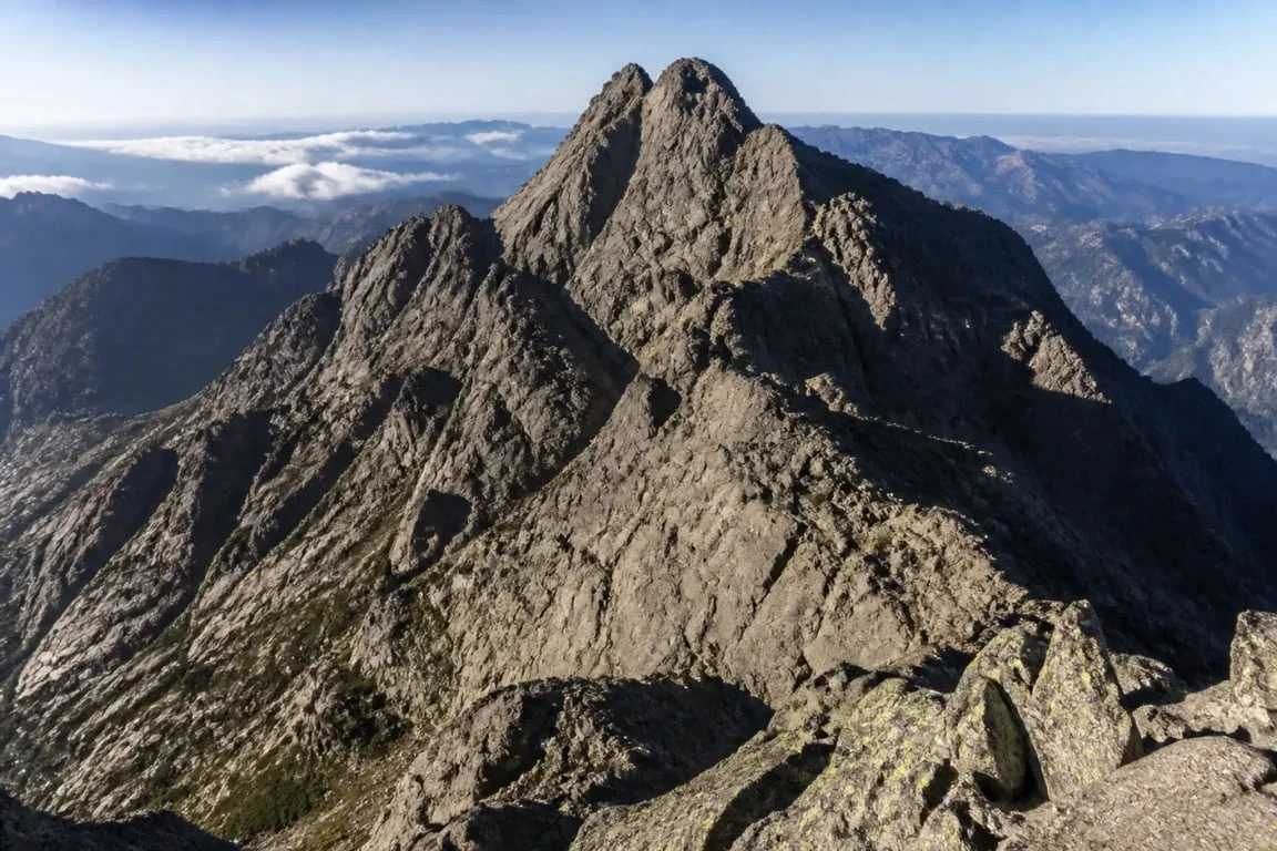 Sommet le plus haut de Corse : le Monte Cinto dominant les crêtes rocheuses de Haute-Corse