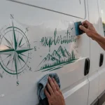 Stickers van aménagé posés dehors : vinyle vert chassé sans bulles